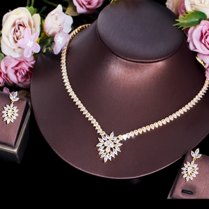 Parure collier et boucles d'oreilles en zircon doré avec pétales de marquise sur mannequin