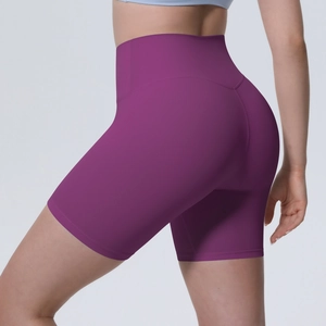 Vue détaillée du dos d'un short de yoga violet à taille haute avec coutures liftantes en V