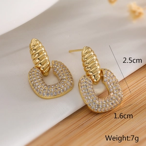 Detailaufnahme der 18K vergoldeten geometrischen U-Ohrringe mit Zirkonia, 2,5cm x 1,6cm groß