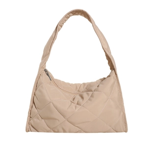 Bolso tote minimalista de nailon acolchado beige con cremallera plateada y textura