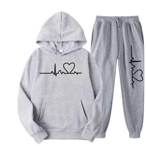 Tuta sportiva in pile grigio da donna con felpa con cappuccio cuore e pantaloni