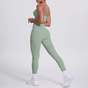 Détail de l'ensemble de yoga vert sauge avec brassière à dos croisé et legging taille haute