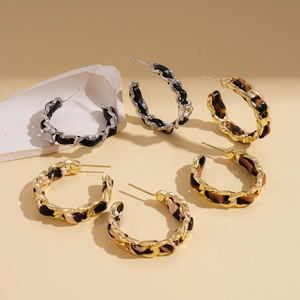 Trois paires de boucles d'oreilles C rétro avec chaînes en métal et détails en cuir