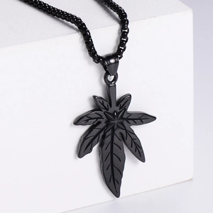 Pendentif feuille d'érable noir mat en acier inoxydable avec chaîne à perles noire