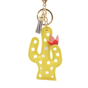 Porte-clés cactus jaune en cuir PU avec pompon gris et fleur rose sur fond blanc