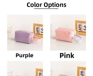 Dettaglio di trousse in velluto a coste rosa e viola con manici superiori e cerniere
