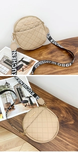 Détail du sac rond beige matelassé avec une large bandoulière à imprimé lettres chic