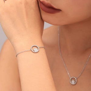 Ensemble élégant collier et bracelet en acier argenté avec cercles pavés de zircons