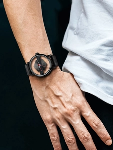 Gedetailleerde close-up van een TOMI uniseks transparant horloge met hol ontwerp