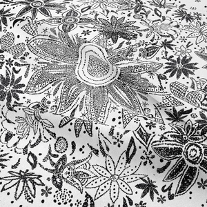 Arazzo mandala bohémien con stampe floreali in bianco e nero per arredamento