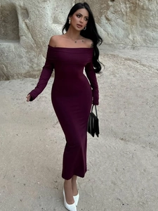 Robe longue moulante violet foncé à épaules dénudées et manches longues pour soirée