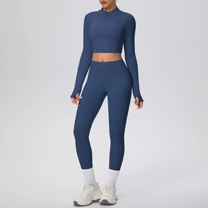 Détail de l'ensemble de yoga bleu marine avec legging taille haute et veste zippée à passe-pouce