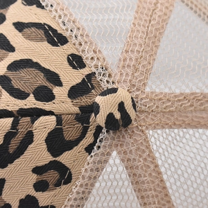Gros plan sur le coton imprimé léopard et le mesh respirant d'une casquette baseball