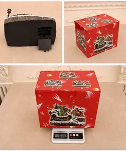 Dettaglio decorazione natalizia in resina con vano batteria e confezione regalo inclusa