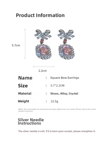Détail de boucles d'oreilles nœud argenté avec cristaux carrés roses et strass