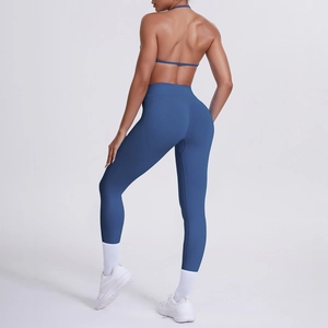 Dettaglio del reggiseno sportivo incrociato dietro e leggings yoga blu a vita alta
