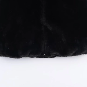 Nahaufnahme der schwarzen Kunstfell-Textur auf der stylischen Kapuzen-Winterweste