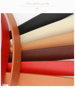 Detalle de cinturones coloridos para mujer con diversas texturas de cuero y perforaciones