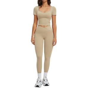 Khaki Yoga-Set für Damen mit High-Waist-Leggings und kurzem kurzärmeligem Oberteil