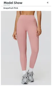 Gros plan du legging de yoga taille haute rose pamplemousse au tissu brossé doux