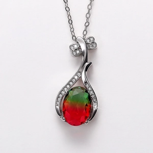 Detalle del collar de lágrima con gema degradada verde y roja y micro circonitas engastadas