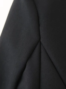 Détail macro du tissu tissé noir de haute densité avec une texture lisse et élégante