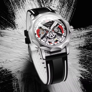 Gros plan d'une montre Forsining pour homme avec cadran squelette et bracelet en silicone noir