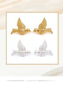 Detailansicht der Vogel-Ohrstecker in Gold und Silber mit strukturierter Federoptik