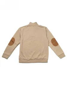 Achteraanzicht van kaki gebreide trui met contrasterende bruine suède elleboogstukken