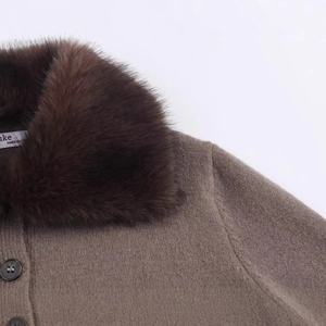 Veste en tricot marron foncé avec col en fausse fourrure et détails de boutons