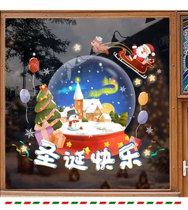 Détails des stickers de Noël avec Père Noël, renne et boule à neige sur la vitre