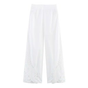 Détail du pantalon blanc taille haute à jambes larges avec broderie ajourée