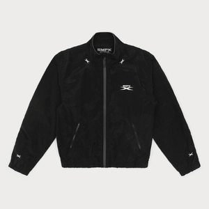 Dettaglio della giacca sportiva nera SMFK con accenti X argentati e logo del marchio