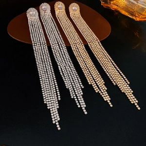 Boucles d'oreilles élégantes à longs glands en strass, couleurs argent et or sur fond noir