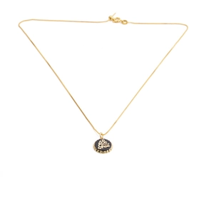 Detail of 18K gold plated S925 necklace with a Be free engraved bottle cap pendant