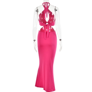 Détail de robe dos nu rose fuchsia avec bretelles à nouer et coupe sirène élégante