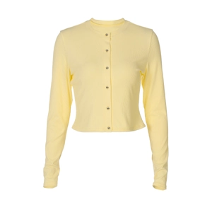 Détail du cardigan en maille côtelée jaune clair avec boutons argentés et coupe ajustée