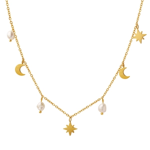 Collar dorado con colgantes de estrella luna y perlas de agua dulce sobre fondo blanco