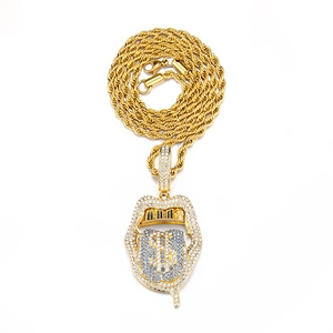 Détail macro du pendentif lèvres dorées avec langue signe dollar en cristal style hip hop