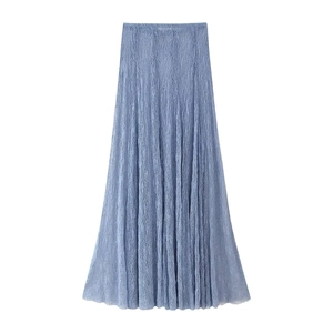 Jupe longue en dentelle bleu ciel avec motifs floraux ajourés et coupe trapèze évasée