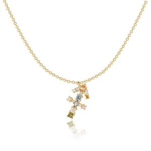 Détail du pendentif zodiaque Sagittaire avec zircons colorés sur une chaîne dorée
