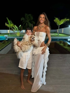 Détail de la robe bustier blanche avec découpes à la taille et volants superposés