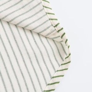 Détail du gros plan montrant la double couture renforcée sur le tissu en coton rayé vert