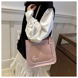 Détail du sac à bandoulière en peluche rose et cuir PU avec décor papillon 3D