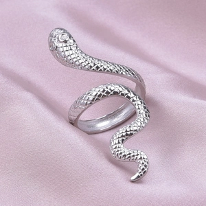 Détail d'une bague serpent argentée avec texture d'aspect réaliste avec des yeux en diamant étincelants