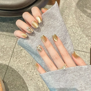 Unghie finte occhio di gatto dorate con paillettes glitter e foglia d'oro