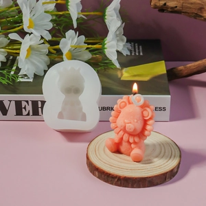 Détail du moule en silicone lion et de la bougie parfumée orange sur une tranche de bois