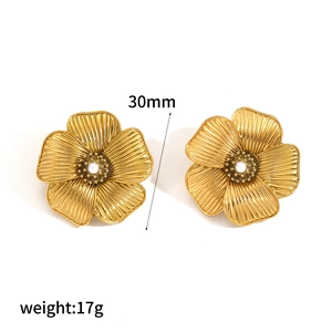 Orecchini a fiore 3D dorati 30mm 17g in acciaio inossidabile con perla bianca