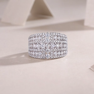 Eleganter breiter S925 Silberring mit mehrreihigem, funkelndem Moissanit im Mikropavé-Stil