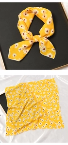 Détail d'un foulard en soie jaune à fleurs avec vue nouée et étalée à plat
